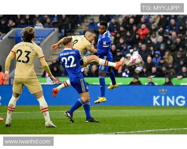 莱斯特城与切尔西激战正酣比分胶着双方争夺胜利的精彩瞬间